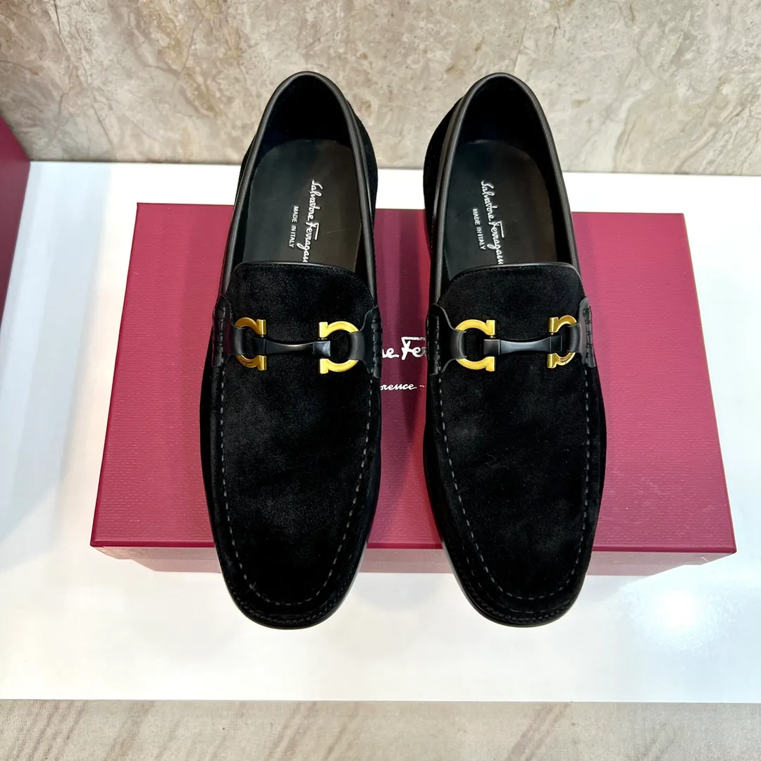 Original order quality P600 Brand: Ferragamo Standard size: Men's size 38/44 (45 can be customized) Grade: Same style as the official website High-quality men's shoes Material: Customized first-layer calfskin with water-dyed cowhide lining Cowhide tiptoe Original non-slip and wear-resistant rubber outsole Style category: Men's formal business leather shoes are young and fashionable European and American trends British style Casual matching Comfortable feet Color: Actual picture